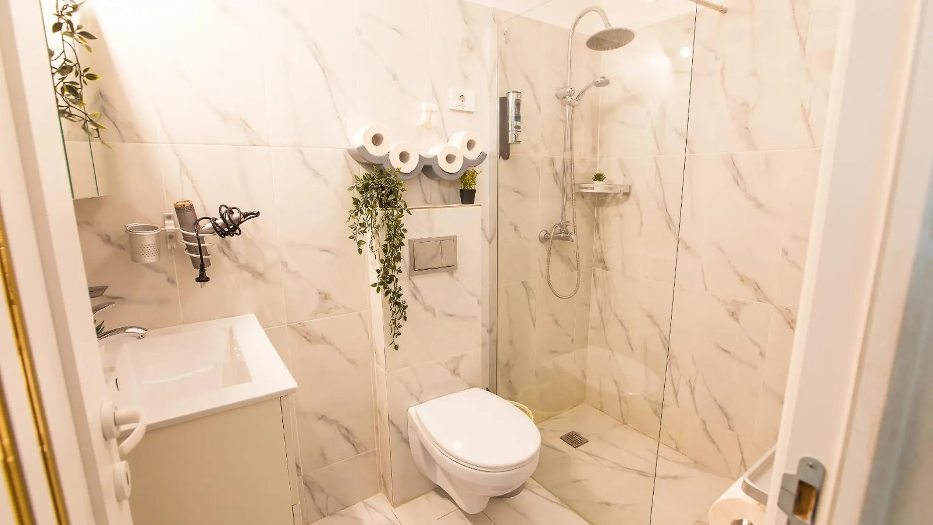 Royalty Apt With City Views On Calea Victoriei Bukareszt 0*,  Rumunia