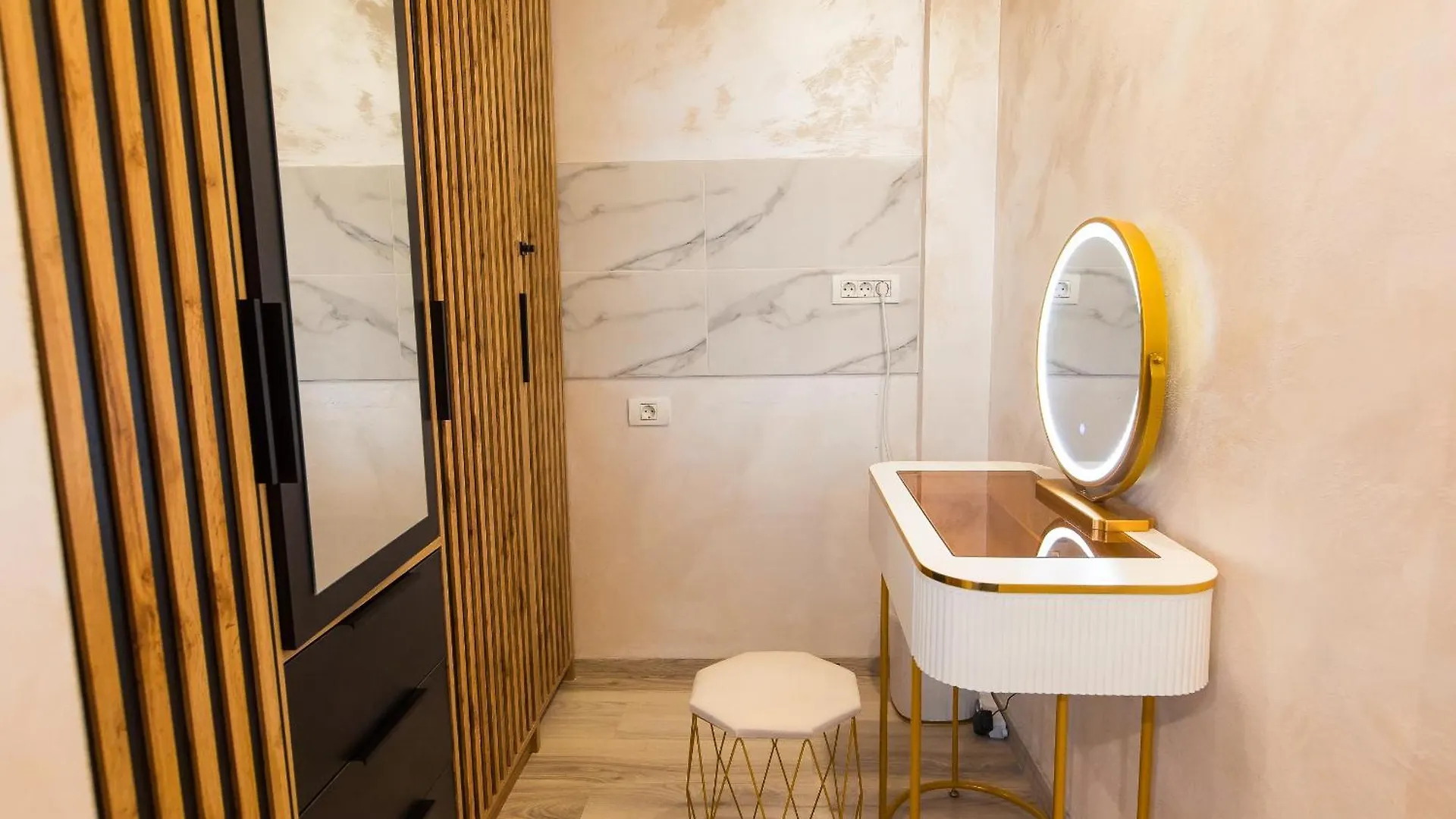 Royalty Apt With City Views On Calea Victoriei Bucharest